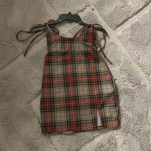 Size- Small
Plaid, Mid- Thigh dress
Never worn